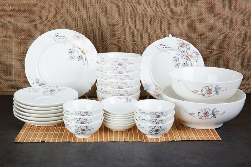 Bộ bát đĩa sứ xương cao cấp Minh Châu nổi bật với vẻ đẹp tinh tế và chất lượng hoàn hảo