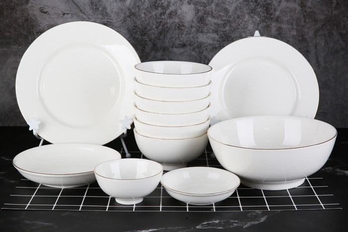 Một bộ chén đĩa sứ cao cấp là món quà lý tưởng cho những ai yêu thích nghệ thuật trang trí bàn ăn